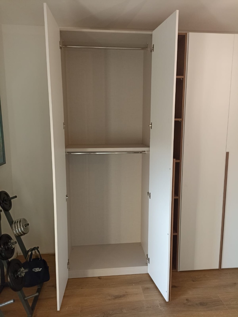 Moderno Armadio scontato 4 ante battenti con libreria, finitura Noce bianco 