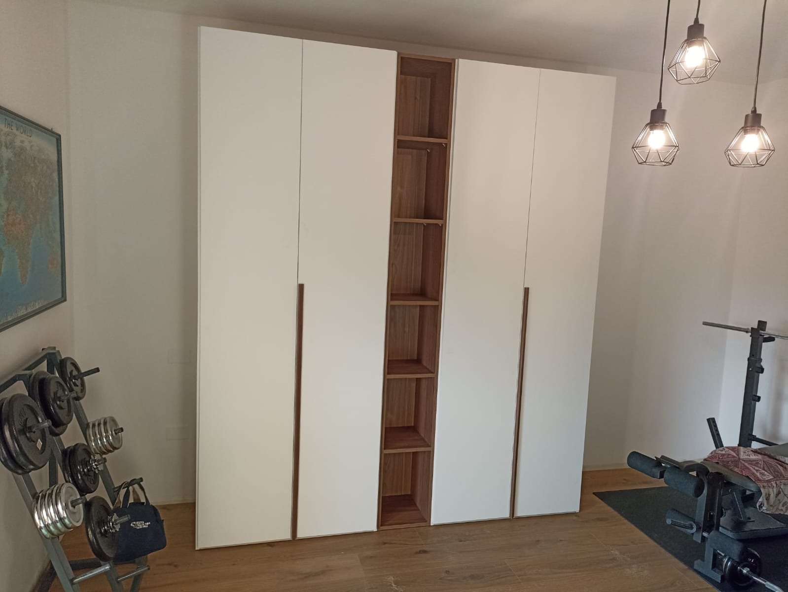 Moderno Armadio scontato 4 ante battenti con libreria, finitura Noce bianco 