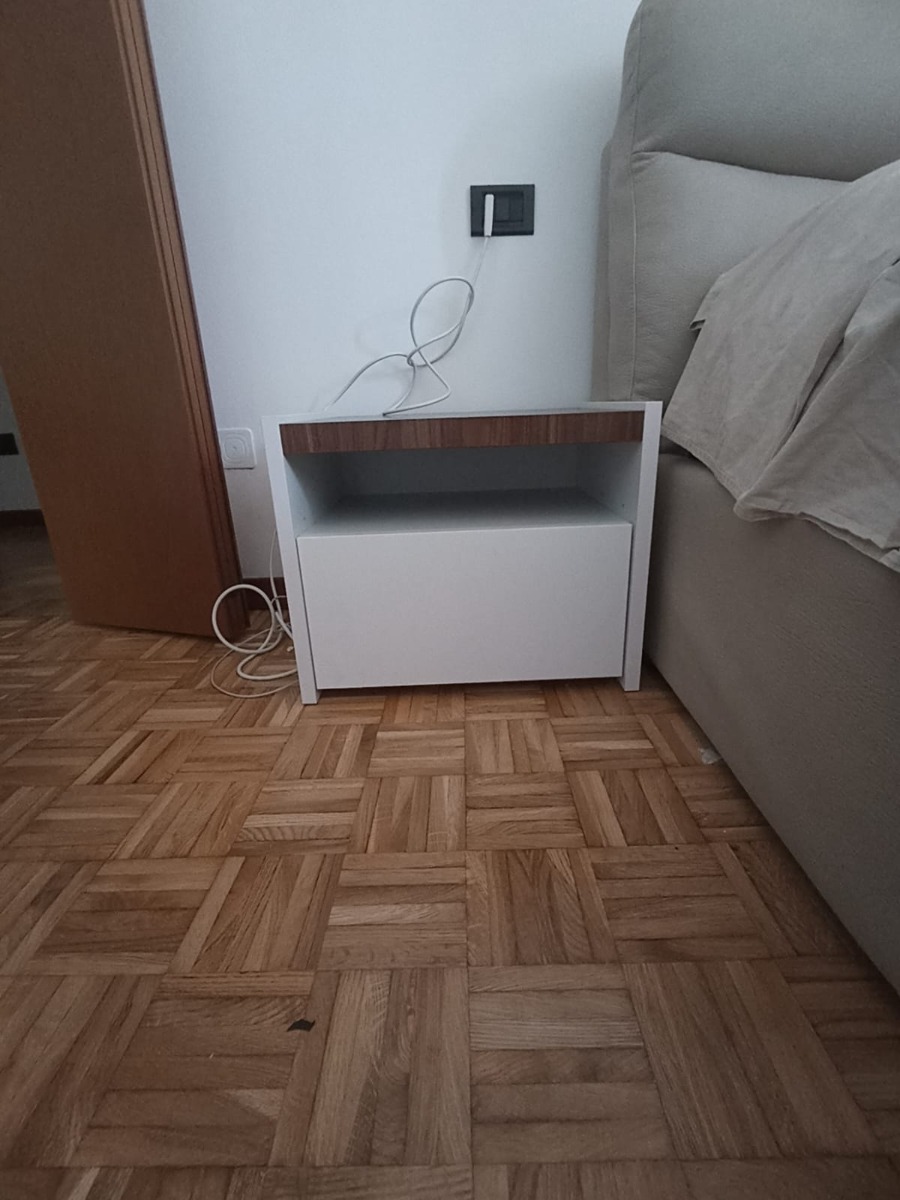 Moderna Coppia di comodini finitura Bianco Opaco e Noce Dark, guide ammortizzate