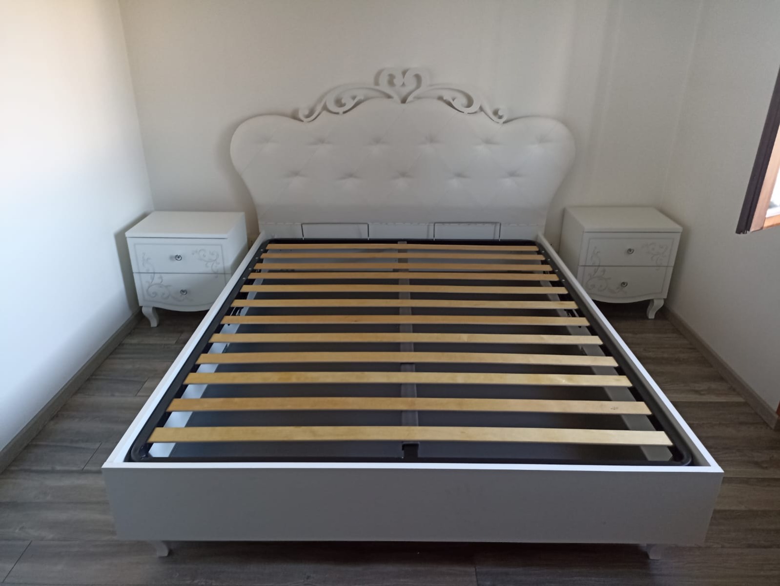 Sofisticato ed elegante Letto matrimoniale con fregio a cuore e testata imbottita,  Bianco 