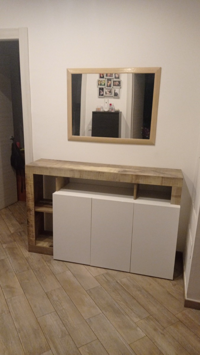 Madia moderna di design a 3 ante con un ripiano in finitura bianco laccato lucido e pero