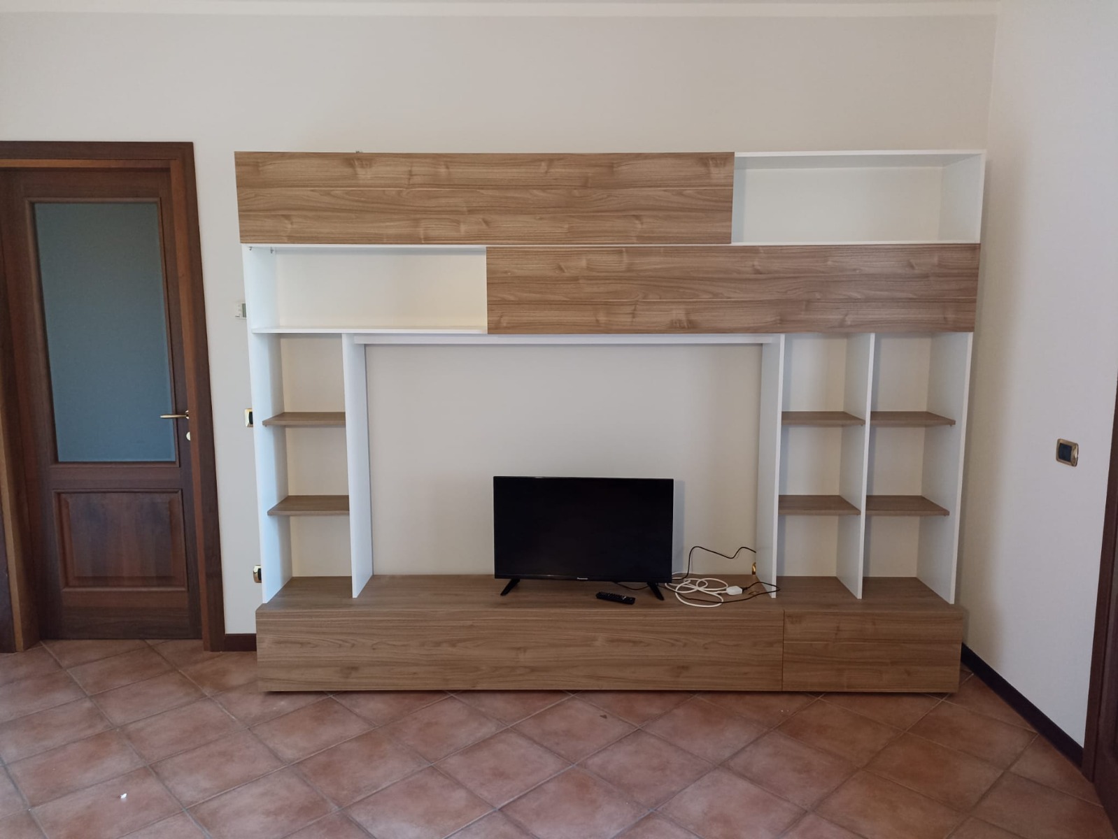 Elegante Soggiorno Zenzero, parete attrezzata moderna con libreria, 2 ribalte e vasistas, finitura Bianca e Noce