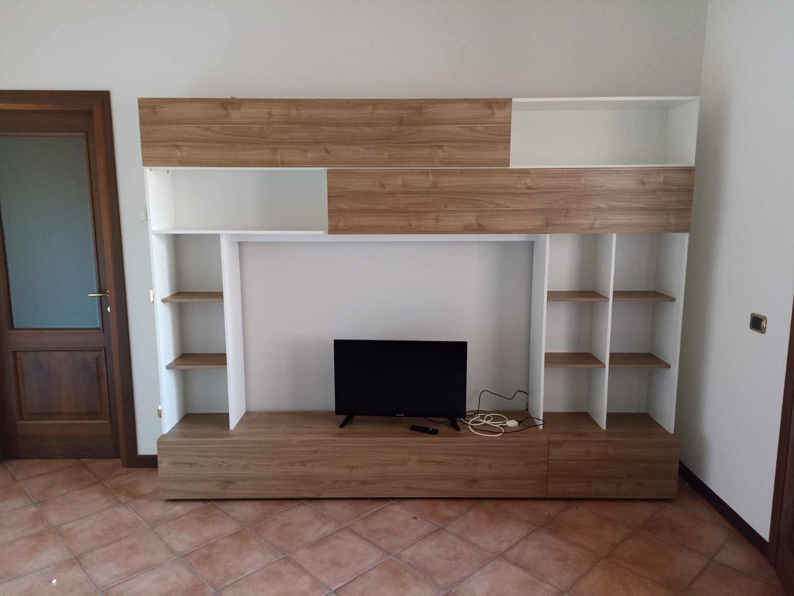 Elegante Soggiorno Zenzero, parete attrezzata moderna con libreria, 2 ribalte e vasistas, finitura Bianca e Noce