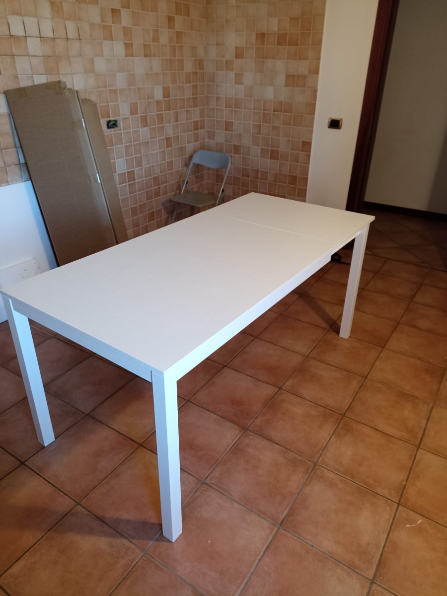 Tavolo allungabile moderno finitura bianco frassinato con struttura in metallo