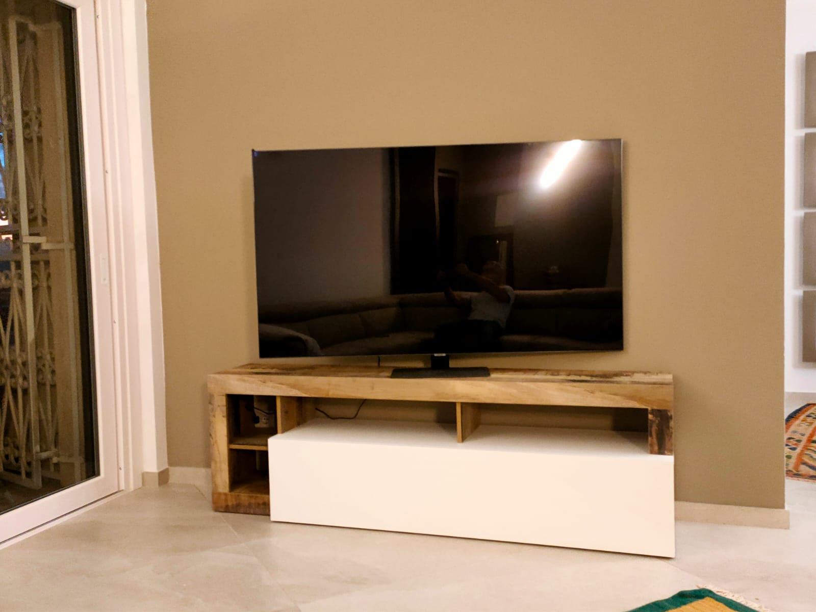 Pratico e funzionale Porta Tv moderno in finitura bianco laccato lucido e pero