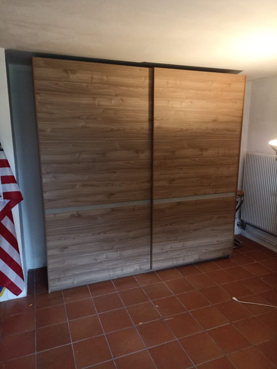 Conveniente Armadio 2 ante scorrevoli Noce Chiaro e inserto Argilla, Made in Italy
