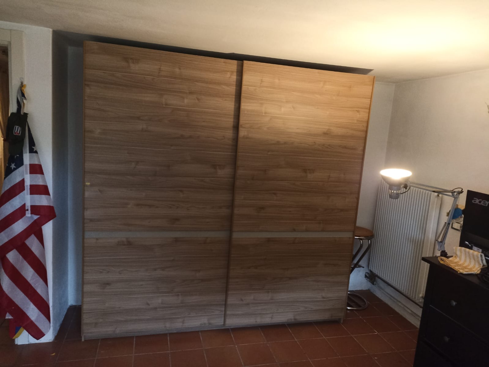 Conveniente Armadio 2 ante scorrevoli Noce Chiaro e inserto Argilla, Made in Italy