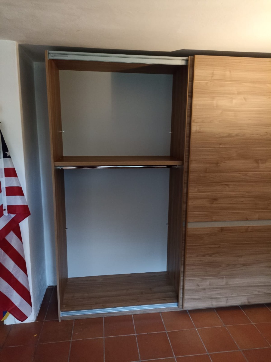 Conveniente Armadio 2 ante scorrevoli Noce Chiaro e inserto Argilla, Made in Italy