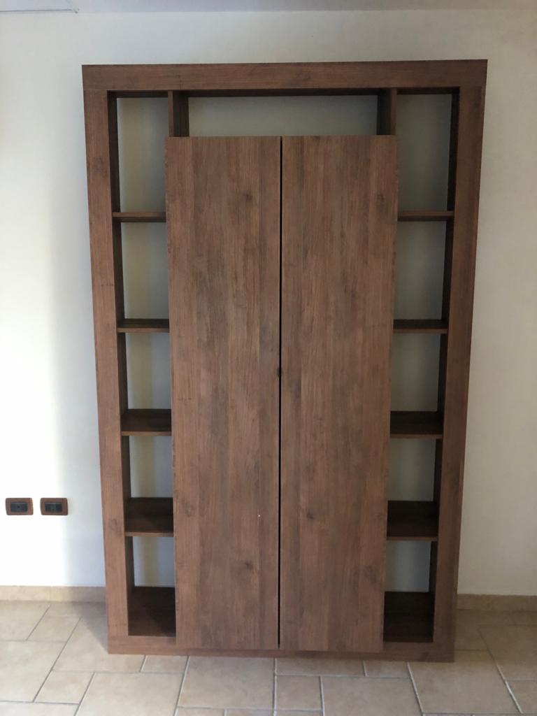 Conveniente e moderna Colonna libreria a 2 ante, finitura Mercure