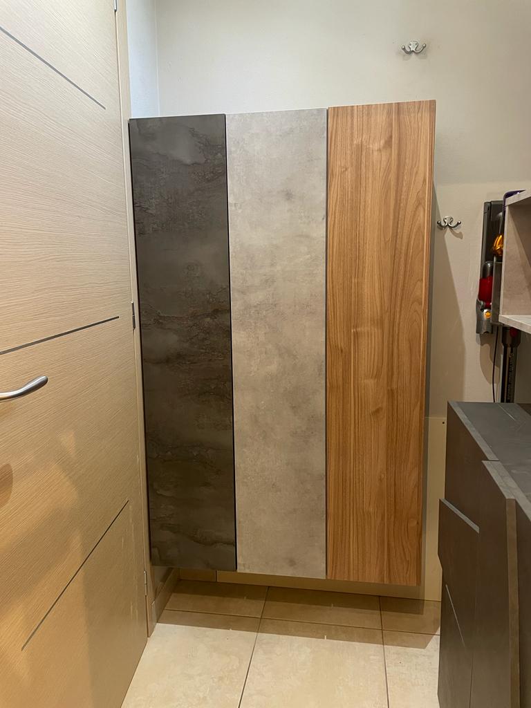 Idea ingresso formata da 3 pensili verticali finitura Noce Stelvio, Ossido e Beton