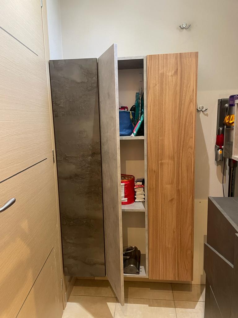 Idea ingresso formata da 3 pensili verticali finitura Noce Stelvio, Ossido e Beton