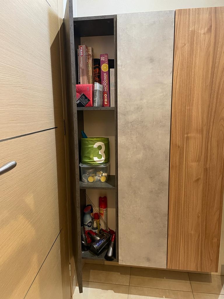 Idea ingresso formata da 3 pensili verticali finitura Noce Stelvio, Ossido e Beton