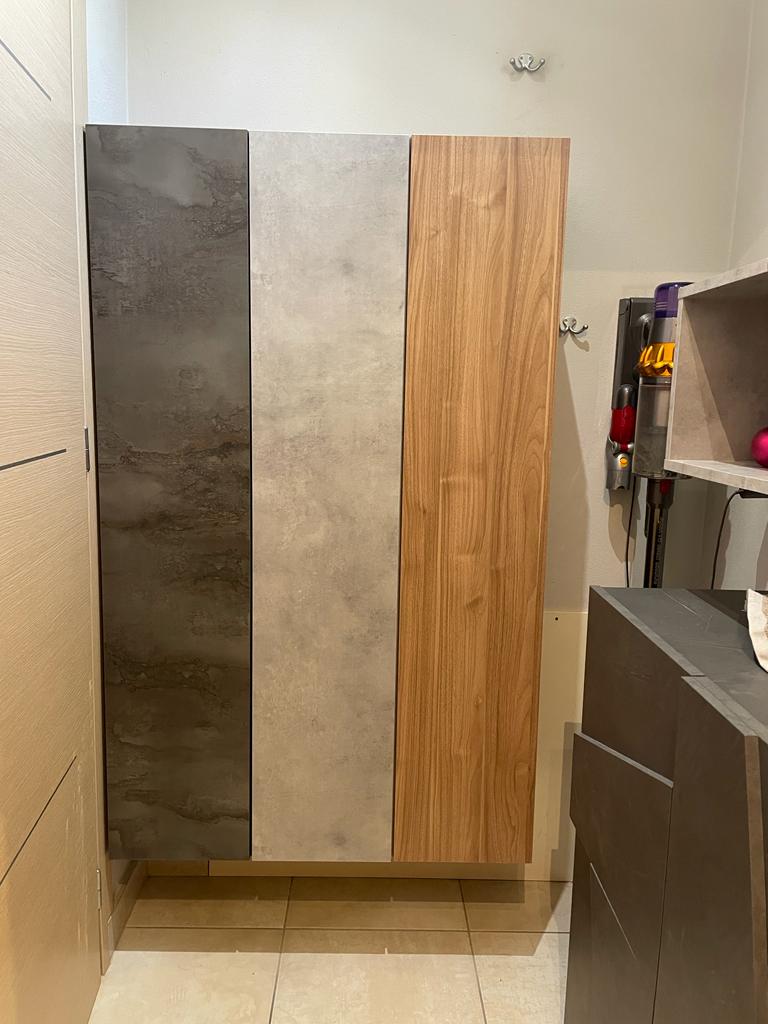 Idea ingresso formata da 3 pensili verticali finitura Noce Stelvio, Ossido e Beton