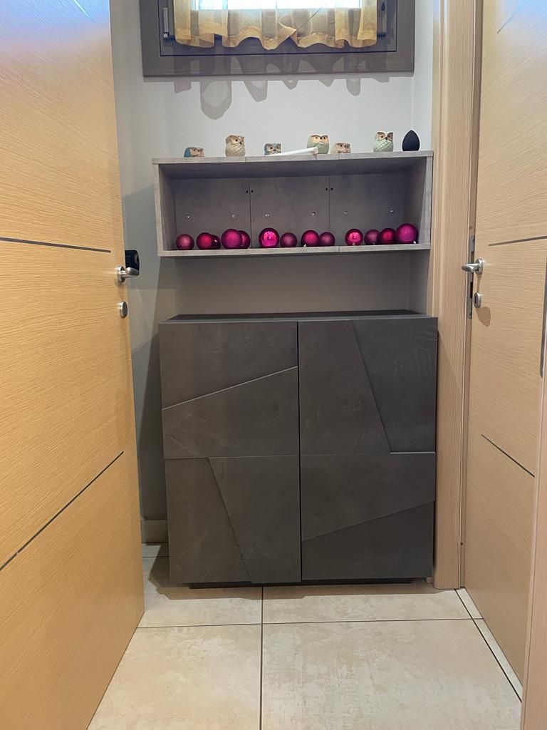 Moderna Scarpiera a 2 ante con disegni geometrici in finitura Ardesia, Made in Italy