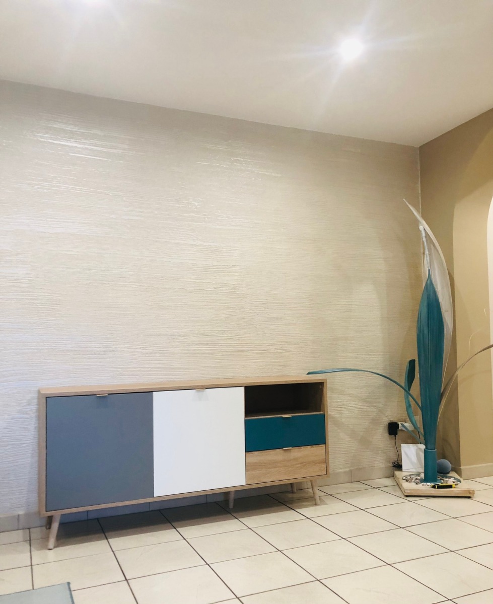 Offerta Madia Lavik con gambe in legno, 2 ante 2 cassetti, finitura Quercia, Bianca, Petrolio e Grigia