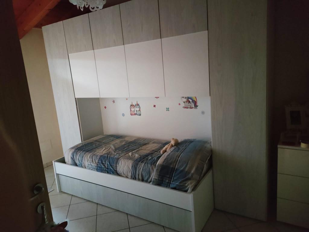 Conveniente Armadio a ponte a 6 ante battenti bianco opaco e grigio