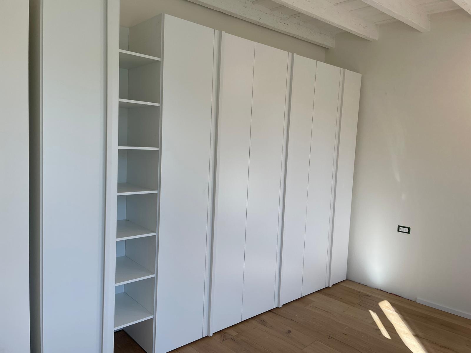 Capiente Armadio moderno con libreria, 7 ante, finitura Bianco opaco e Rovere bianco 
