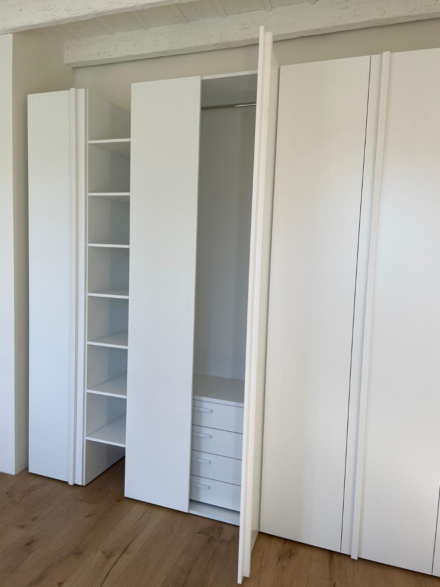 Capiente Armadio moderno con libreria, 7 ante, finitura Bianco opaco e Rovere bianco 