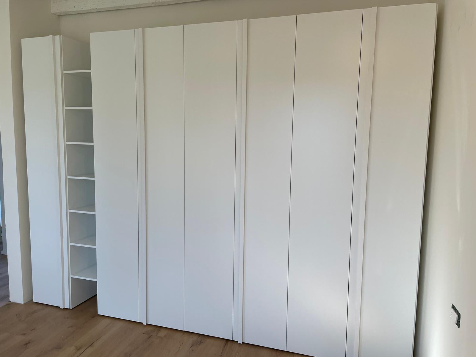 Capiente Armadio moderno con libreria, 7 ante, finitura Bianco opaco e Rovere bianco 