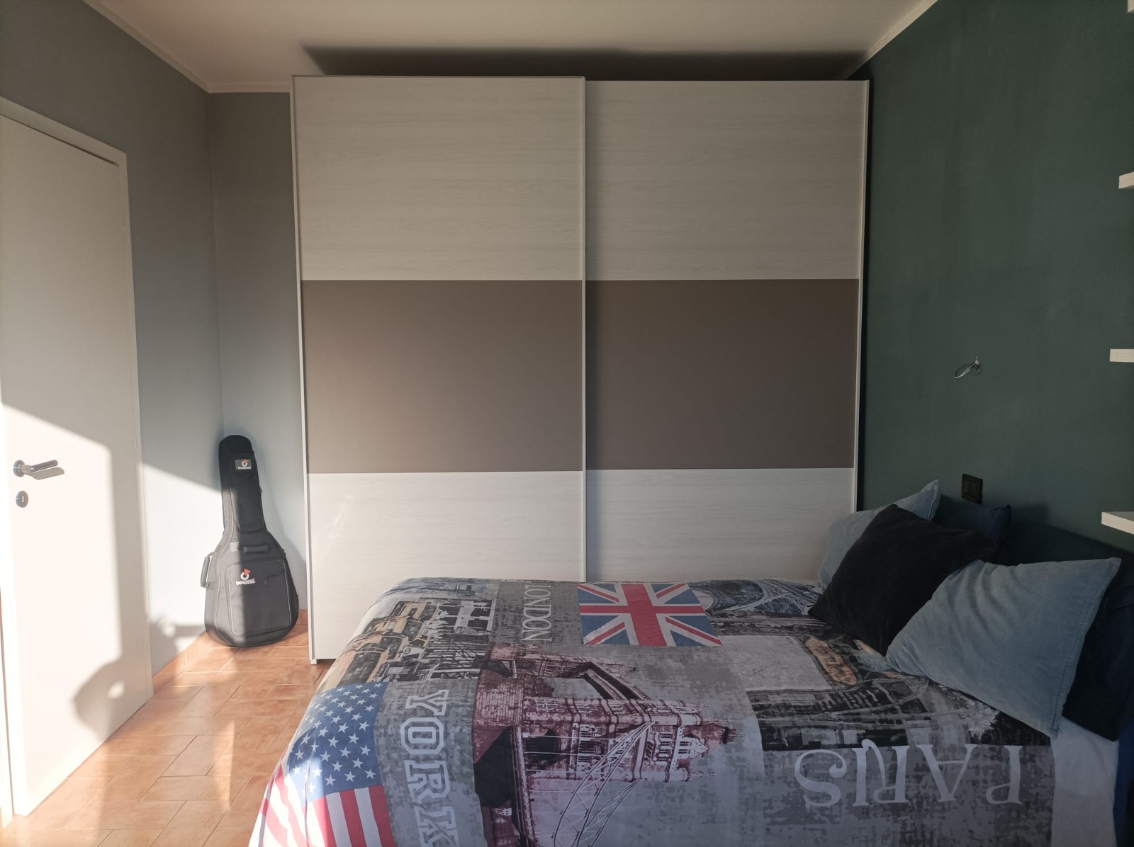 Armadio di design moderno a 2 ante scorrevoli, spatolato Bronzo e Bianco Altea