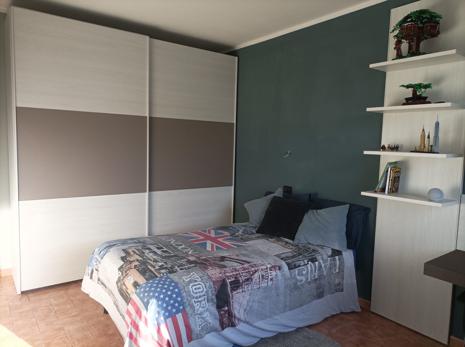 Armadio di design moderno a 2 ante scorrevoli, spatolato Bronzo e Bianco Altea