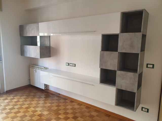 Parete attrezzata moderna con vetrina, finitura Bianco lucido e Beton