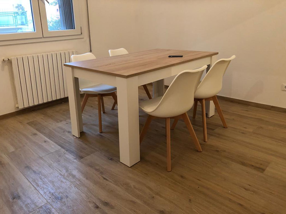 Tavolo da pranzo con piano rovere canadian e gambe bianco artik, allungabile