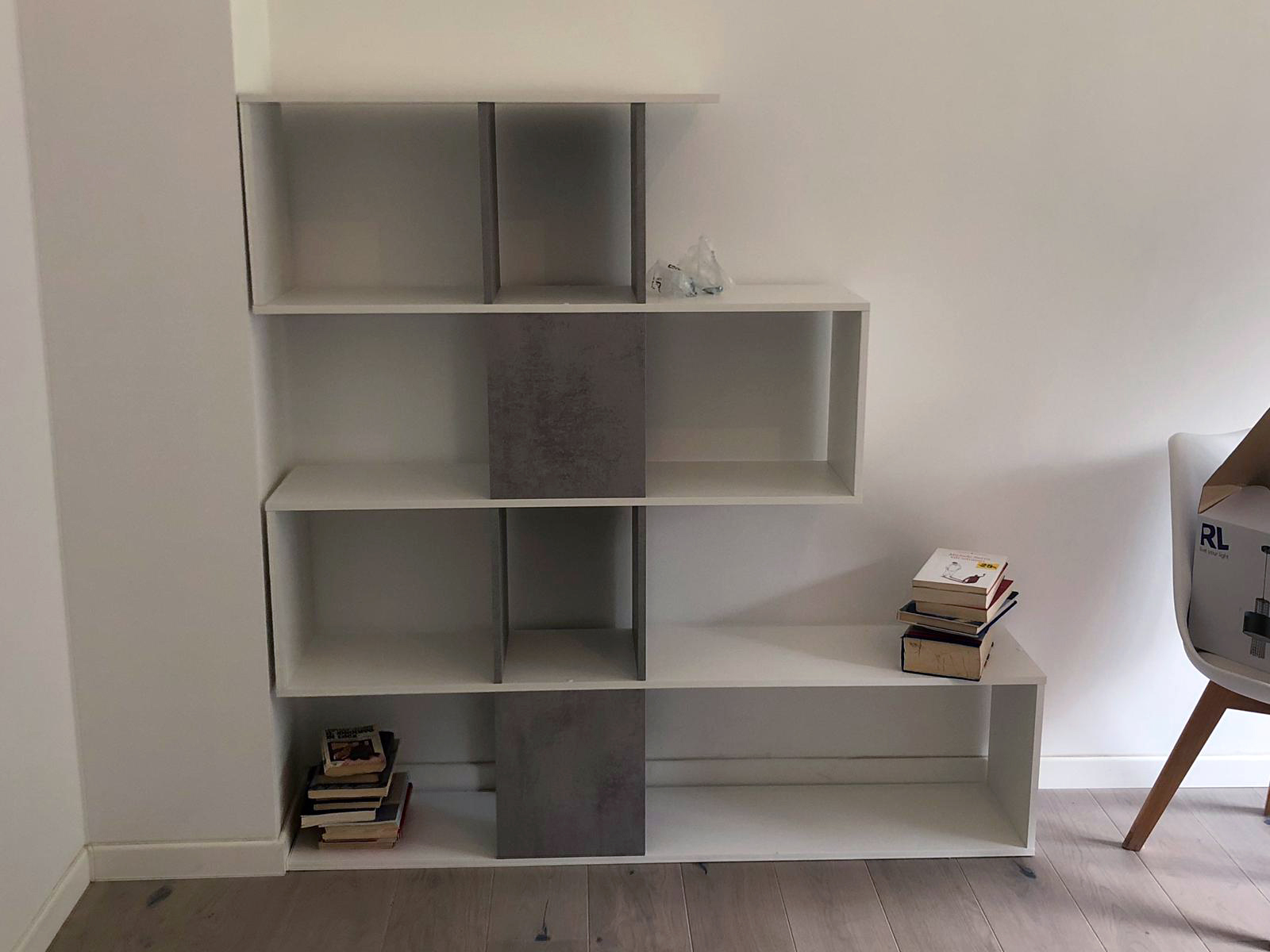 Libreria Bianca e grigio cemento dal design moderno