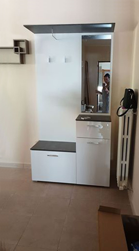 ACQUISTA ANCHE TU Mobile d'ingresso con armadio bianco lucido e beton scuro