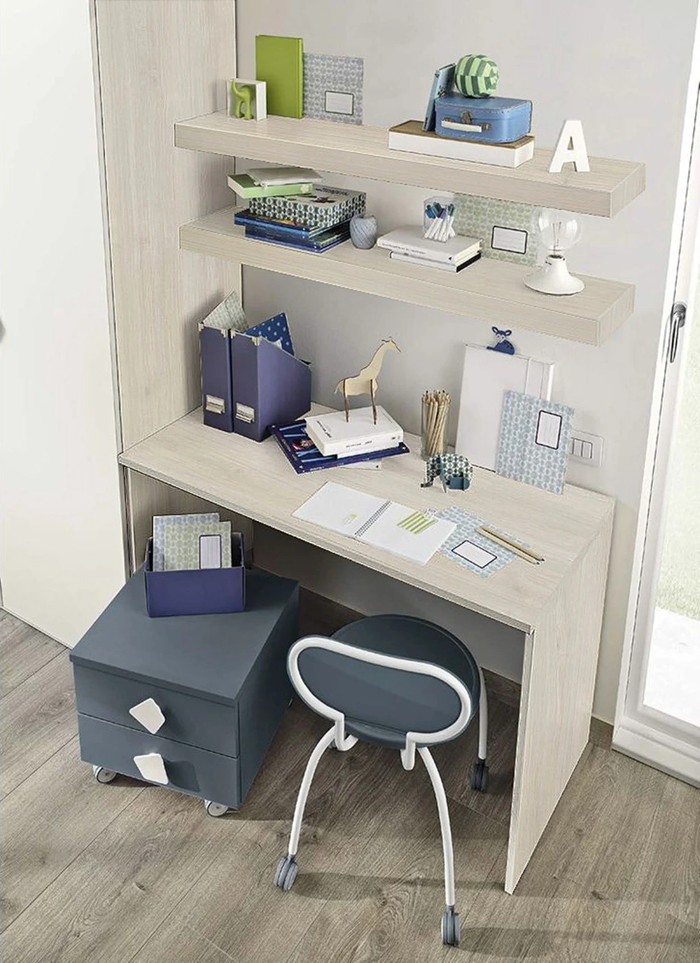 Zona studio camerette con mensole, finitura Noce brina